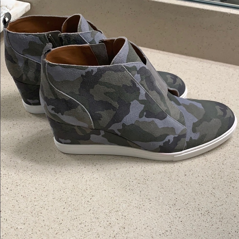 Linea Paolo Felicia Wedge sneaker size 11